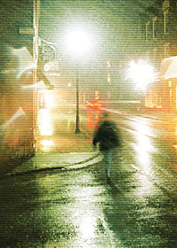 Frau mit Bier und Zigarette